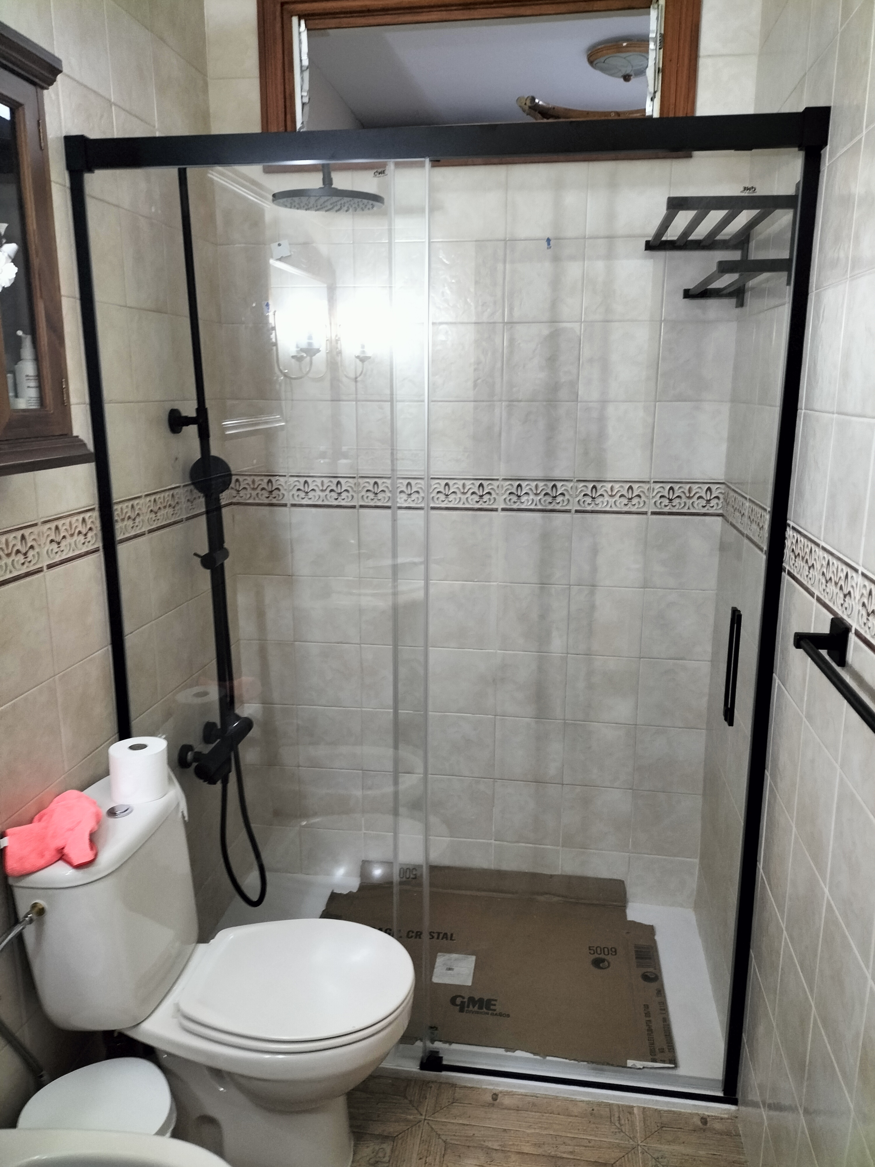 Se vende empresa de instalación de mamparas, muebles de baño, grifería y accesorios – Funcionando en Gran Canaria